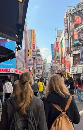 Sarah & Clover walking in Tokyo Sarah & Clover walking in Tokyo